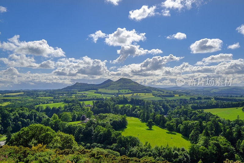 《斯科特的视角》(Scott’s View)，位于苏格兰边境，俯瞰特威德河(River Tweed)山谷，据说是作家沃尔特·斯科特爵士(Sir Walter Scott)的最爱。苏格兰